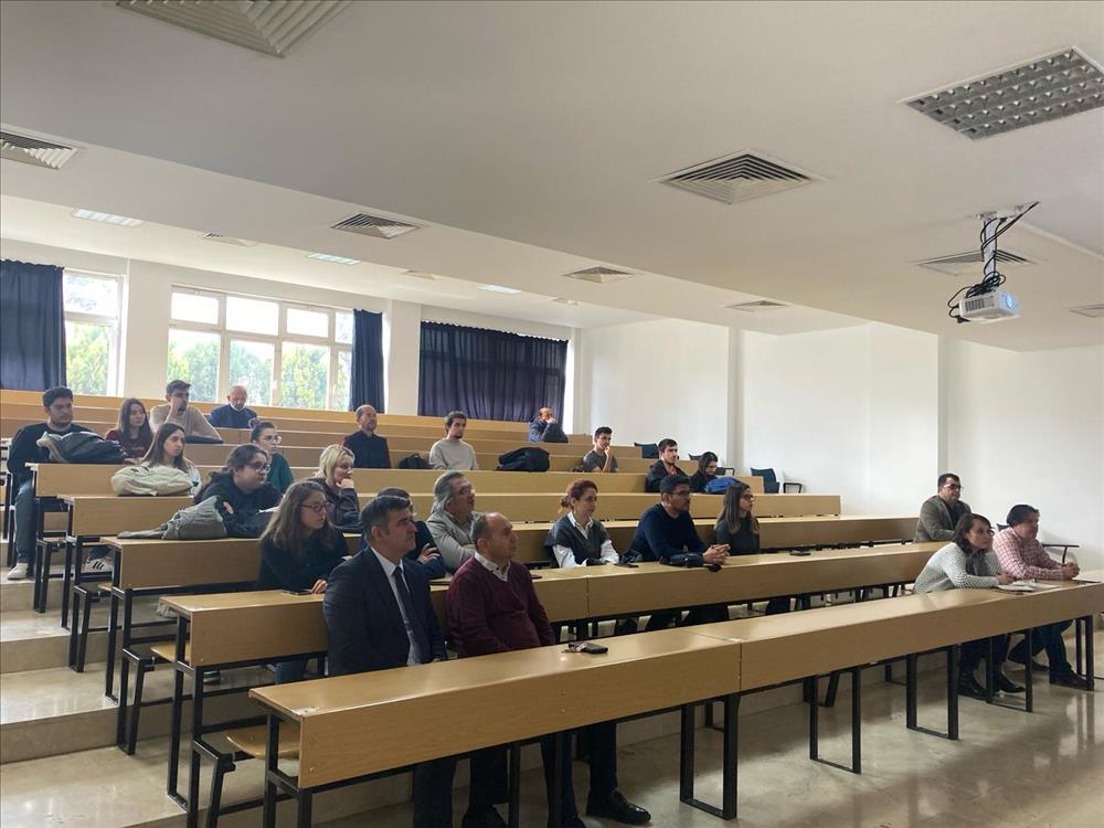 Fizik Konuşmaları-IX'da Doç Dr. Behçet Özgür Alaydin, "Yakın ve Orta Kızılötesi Disk Lazerlerin Büyütülmesi, Fabrikasyonu ve Karakterizasyonu"  başlıklı konuşmasını yaptı.